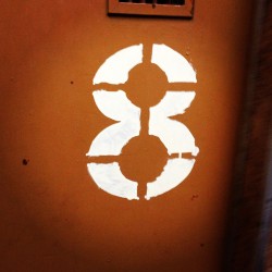 O número oito pintado na porta do meu elevador.